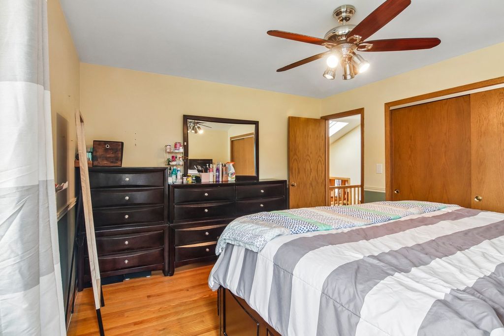 Image 21 of property listing at 245 Amherst Avenue, Des Plaines, IL 60016