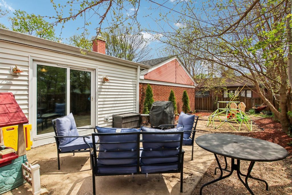 Image 28 of property listing at 245 Amherst Avenue, Des Plaines, IL 60016