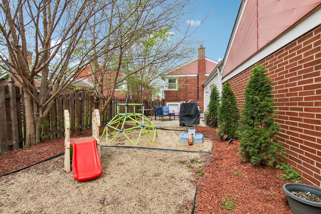 Image 29 of property listing at 245 Amherst Avenue, Des Plaines, IL 60016