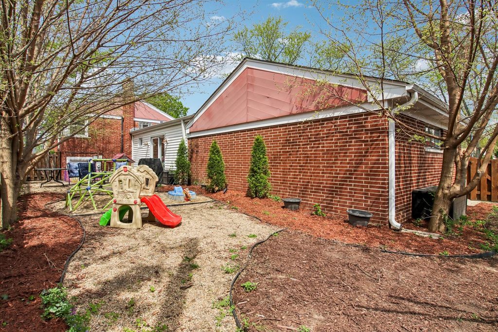Image 30 of property listing at 245 Amherst Avenue, Des Plaines, IL 60016