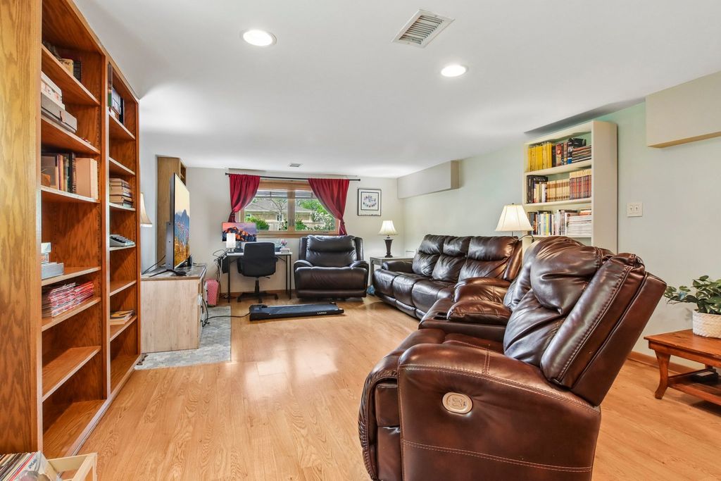 Image 4 of property listing at 245 Amherst Avenue, Des Plaines, IL 60016