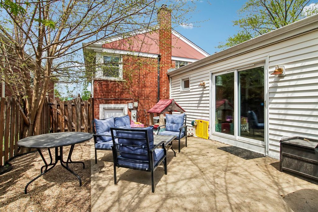 Image 31 of property listing at 245 Amherst Avenue, Des Plaines, IL 60016
