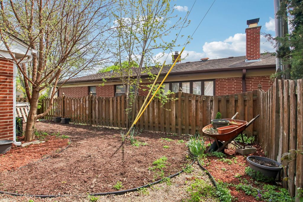 Image 32 of property listing at 245 Amherst Avenue, Des Plaines, IL 60016