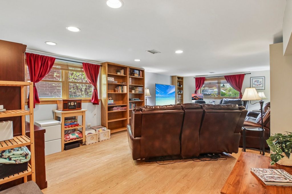 Image 5 of property listing at 245 Amherst Avenue, Des Plaines, IL 60016