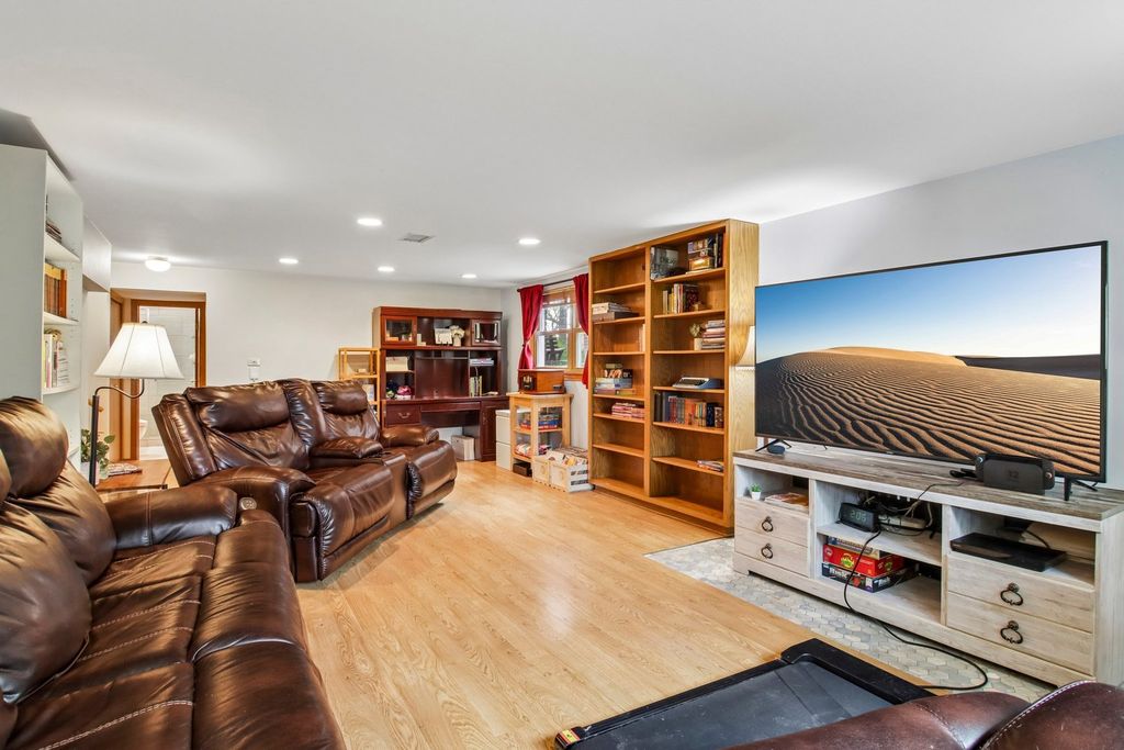 Image 6 of property listing at 245 Amherst Avenue, Des Plaines, IL 60016