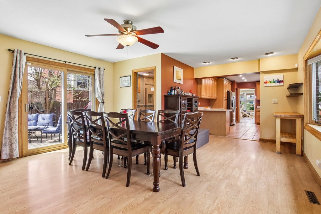 Image 8 of property listing at 245 Amherst Avenue, Des Plaines, IL 60016