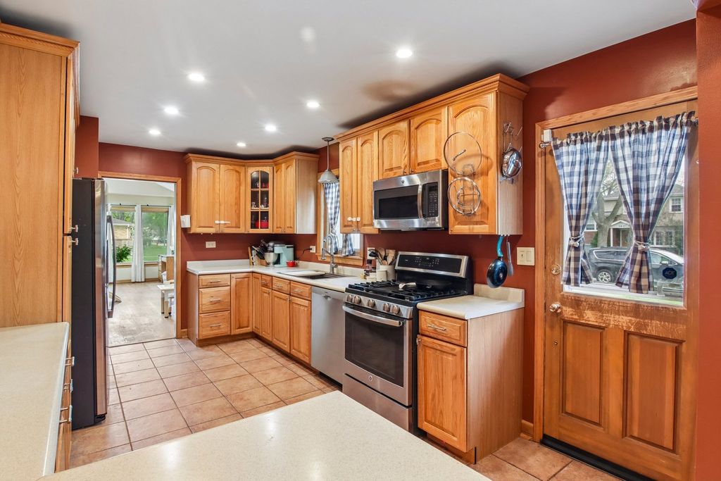Image 9 of property listing at 245 Amherst Avenue, Des Plaines, IL 60016