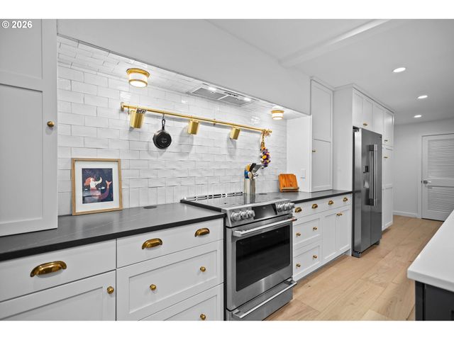 16250 PACIFIC Hwy 69, Lake Oswego, OR 97034