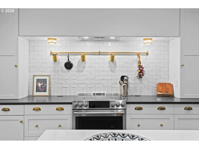 16250 PACIFIC Hwy 69, Lake Oswego, OR 97034