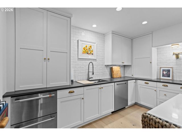 16250 PACIFIC Hwy 69, Lake Oswego, OR 97034