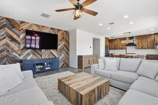 7672 W FETLOCK Trail, Peoria, AZ 85383