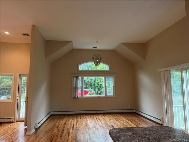 6 Concord Avenue, Medford, NY 11763