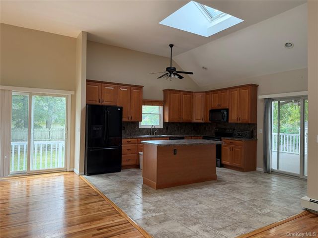 6 Concord Avenue, Medford, NY 11763