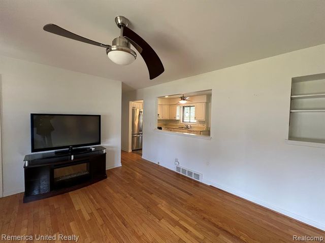 2615 Roselawn Street, Walled Lake, MI 48390