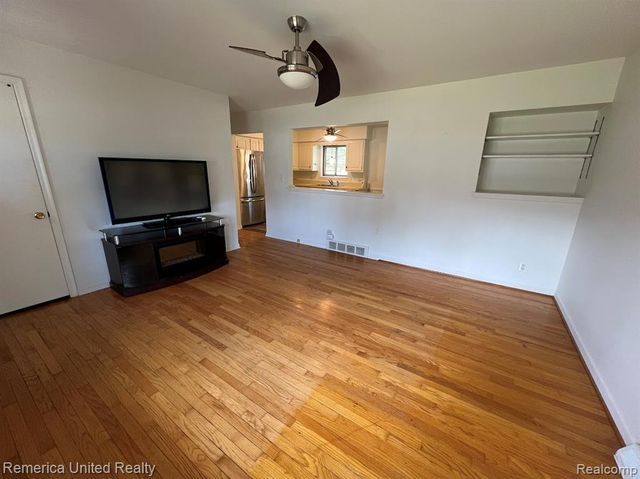 2615 Roselawn Street, Walled Lake, MI 48390