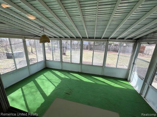 2615 Roselawn Street, Walled Lake, MI 48390