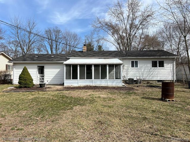 2615 Roselawn Street, Walled Lake, MI 48390