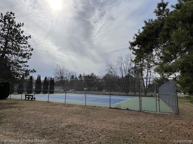 2615 Roselawn Street, Walled Lake, MI 48390