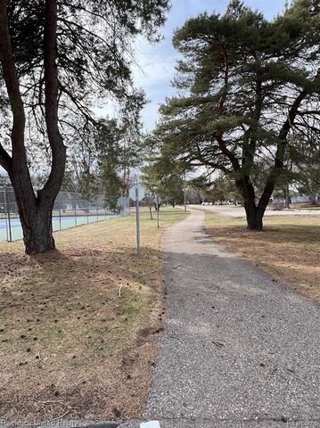 2615 Roselawn Street, Walled Lake, MI 48390