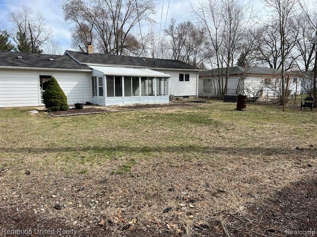 2615 Roselawn Street, Walled Lake, MI 48390