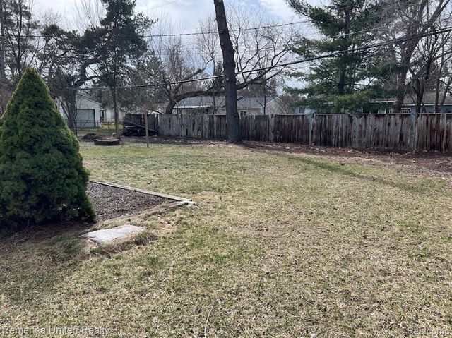 2615 Roselawn Street, Walled Lake, MI 48390