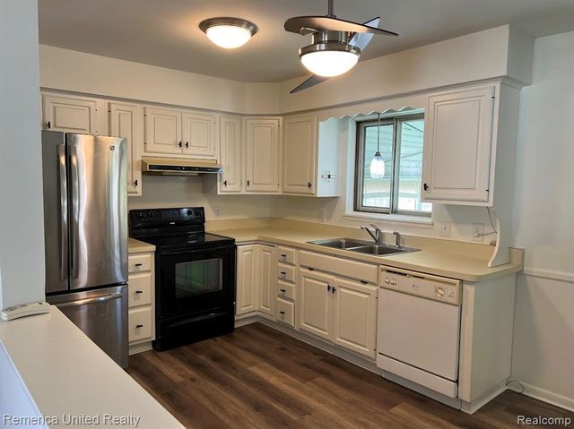 2615 Roselawn Street, Walled Lake, MI 48390