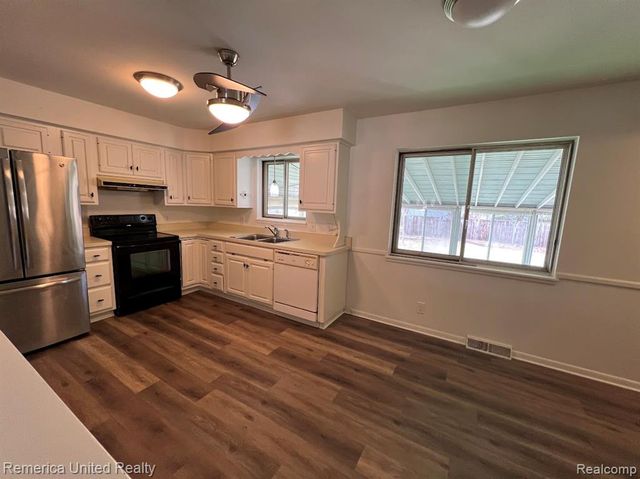 2615 Roselawn Street, Walled Lake, MI 48390