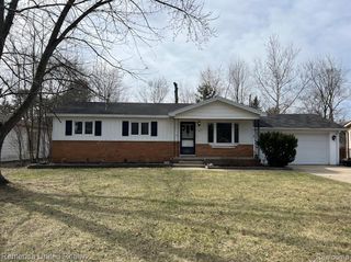 2615 Roselawn Street, Walled Lake, MI 48390