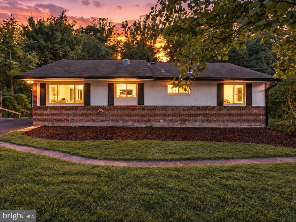 7028 BRADLEY CIR, Annandale, VA 22003
