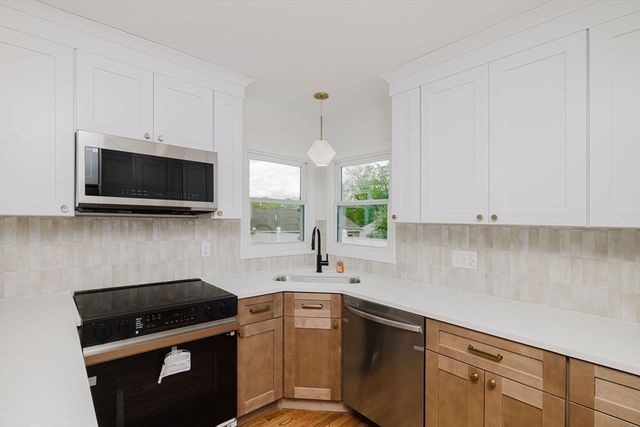 25 Pensaukee Ave, North Providence, RI 02911