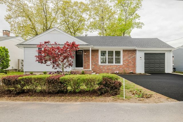 25 Pensaukee Ave, North Providence, RI 02911