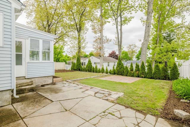 25 Pensaukee Ave, North Providence, RI 02911