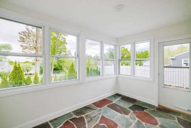 25 Pensaukee Ave, North Providence, RI 02911