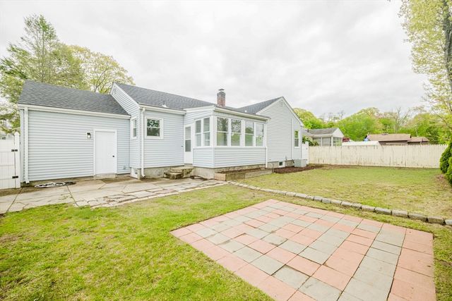 25 Pensaukee Ave, North Providence, RI 02911