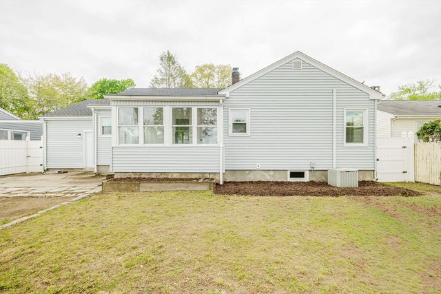 25 Pensaukee Ave, North Providence, RI 02911