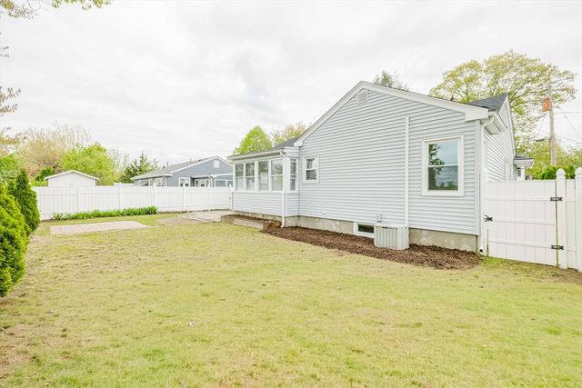 25 Pensaukee Ave, North Providence, RI 02911