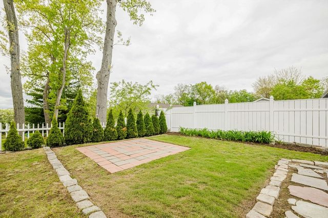 25 Pensaukee Ave, North Providence, RI 02911