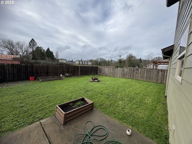 220 Se HOPE Ct, Sheridan, OR 97378