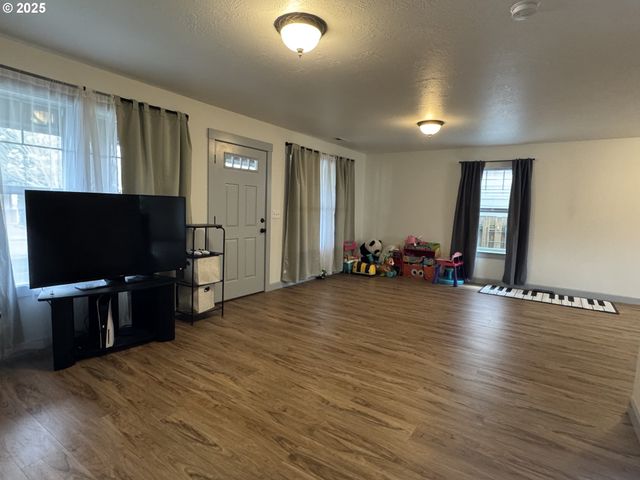 220 Se HOPE Ct, Sheridan, OR 97378