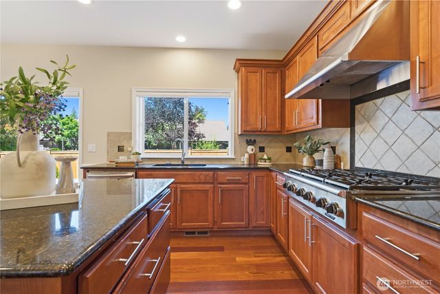 16105 Northup Way, Bellevue, WA 98008