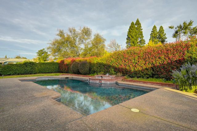 8475 Burford Ln, Fair Oaks, CA 95628