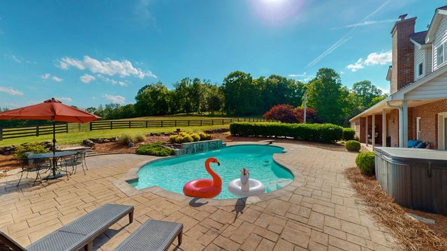 9 Stover Ln, Gordonsville, TN 38563