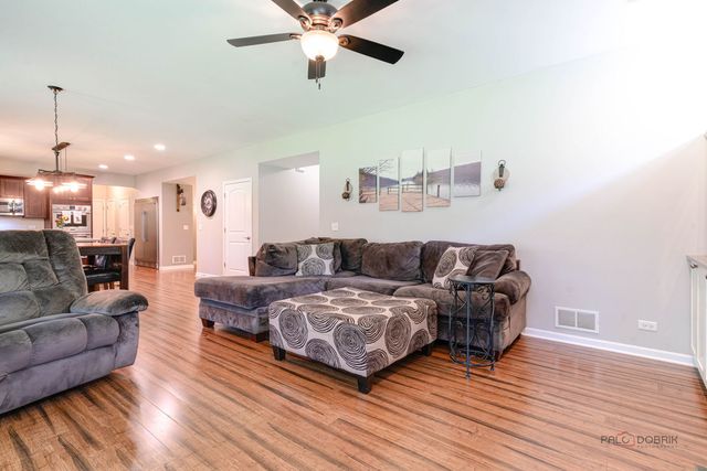 39226 N Rangers Way, Antioch, IL 60002