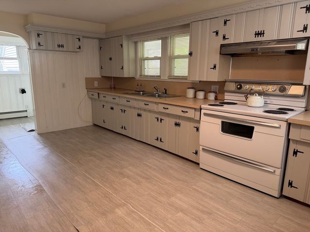 33 Highland St, Webster, MA 01570