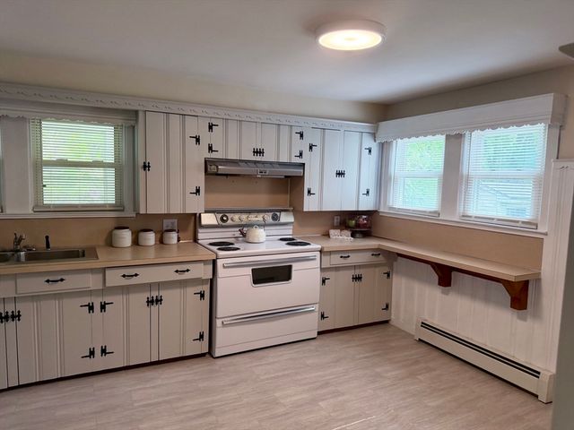 33 Highland St, Webster, MA 01570