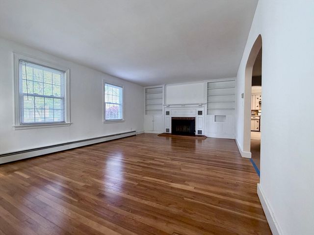 33 Highland St, Webster, MA 01570