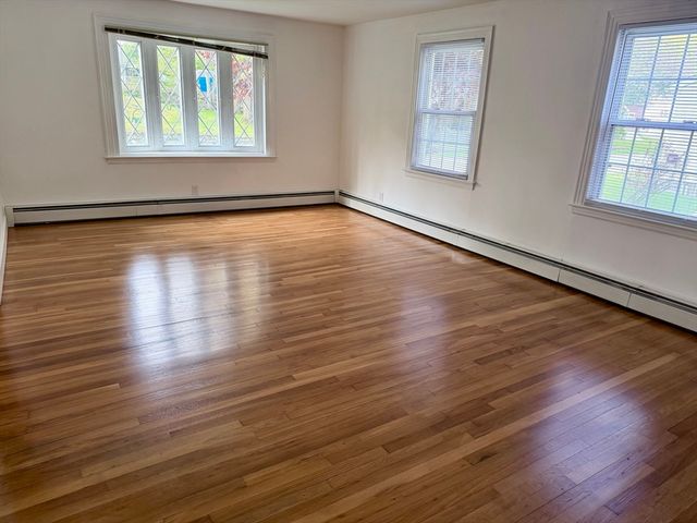 33 Highland St, Webster, MA 01570