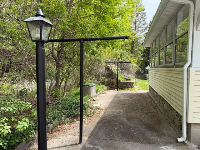 33 Highland St, Webster, MA 01570