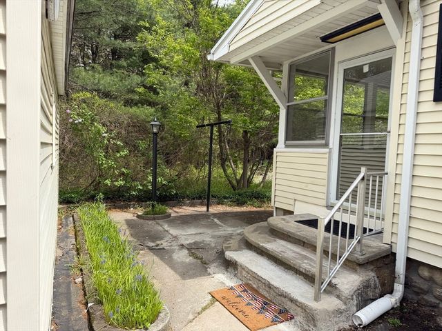 33 Highland St, Webster, MA 01570
