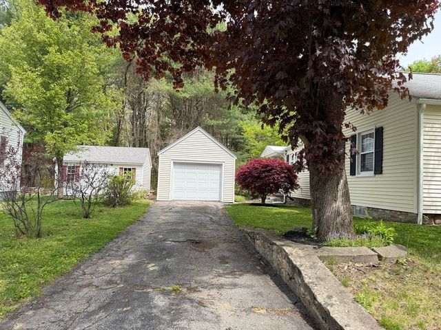 33 Highland St, Webster, MA 01570